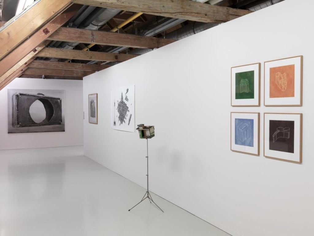 Zaaloverzicht tentoonstelling ABC van de Collectie met rechts 4 x zonder titel van Marlies Appel (NOG Collectie) en linksachter Veron Urdárianu, zonder