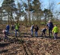 De gaten hadden ze al gemaakt en de boompjes stonden er in, je werkte in tweetallen de ene moest het boompje vast houden en de andere moest er zand bij gooien met een schop.