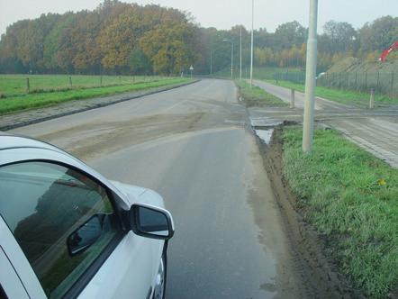 Mag je het slachtoffer een glaasje water aanbieden. A. Ja, dat is goed. B. Nee, dat is niet goed. C. Dat mag maar liever iets zoets. A13. Je komt als eerste aan bij een ongeluk met een motorrijder.