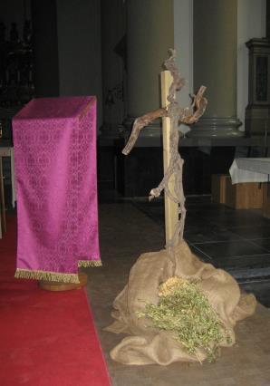 Liturgische bloemversiering in de Veertigdagentijd In de Veertigdagentijd wil de bloemengroep met enkele eenvoudige materialen een verbinding maken met de Bijbelse lezingen van de zondagsliturgie.