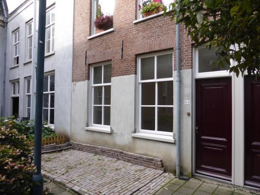 Omschrijving Deze benedenwoning maakt deel uit van een monumentaal pand in de binnenstad van Arnhem.