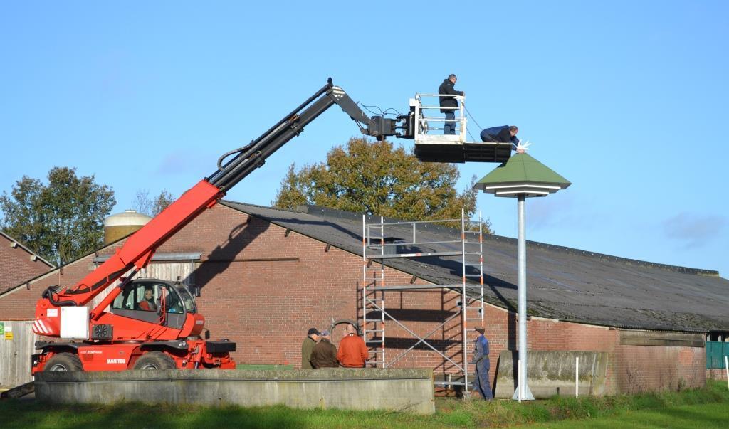 Afbeelding 7. Bezette nestkasten voor steenuil en gierzwaluw (boven) en plaatsing van een huiszwaluwtil ondersteund door geluidsapparatuur (onder). 2.