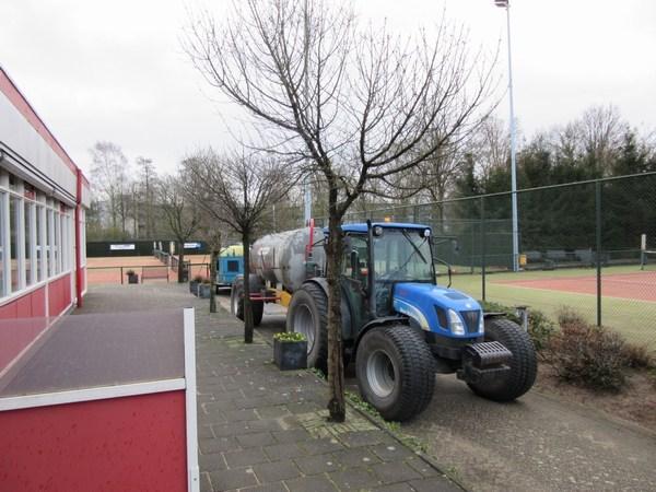 Maandag 8 februari was er onderhoud aan de drainage van de tennisbanen De laatste tijd blijft er na een stevige regenbui wat langere