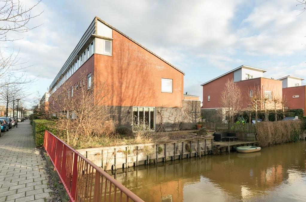 Alpenstraat 38 3446 DP Woerden Inleiding Uitgebouwde hoekwoning met vier slaapkamers en riante zij- en achtertuin met berging, gelegen in de kindvriendelijke woonwijk Snel en Polanen.