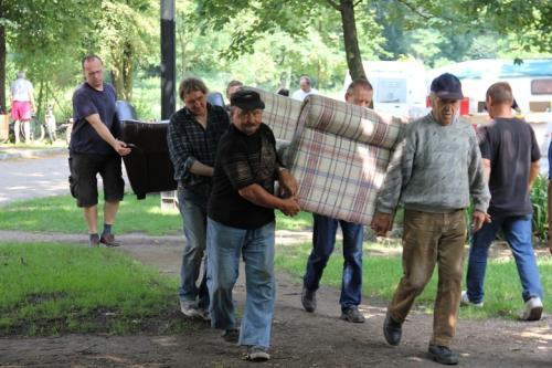 4/5 juli 2012 goederen naar Polen Uitladen van een vrachtwagen