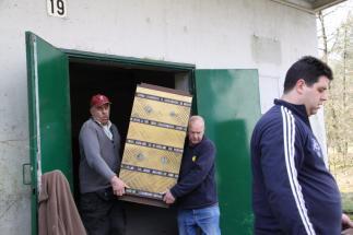 Vrijwilligers van Serafim en werkpunt hebben zich weer ingespannen de prachtige stoelen, altaren en gymnastiek apparaten goed in de Roemeense vrachtwagen te krijgen.