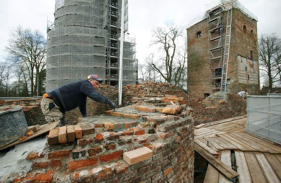 Links: Gezicht op de Cuneratoren in Rh