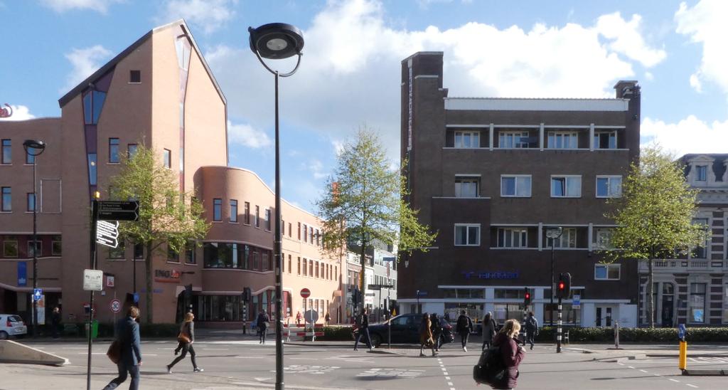 De locatie: context en observatie. De twee gebouwen op de hoeken van de straat zijn sterk aan elkaar verwant.