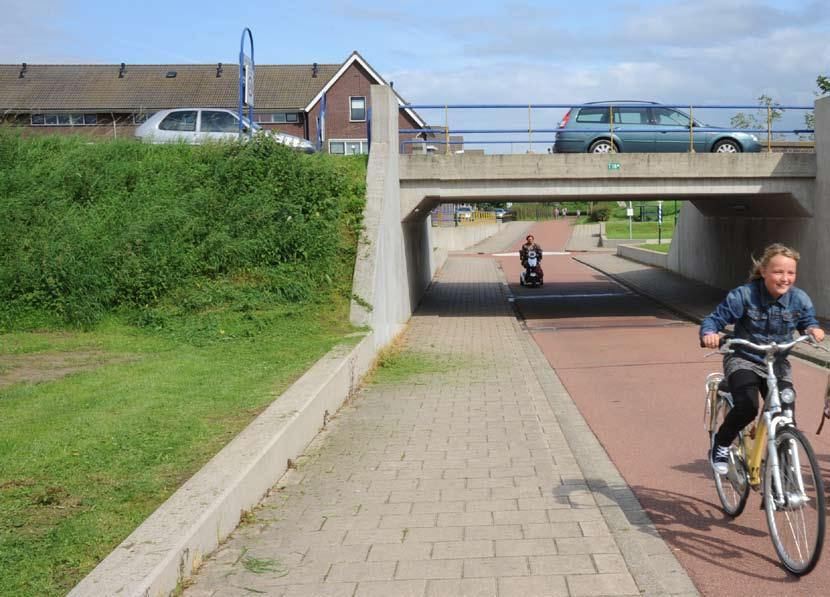 Tien jaar decentraal fietsbeleid met het Fietsberaad in de buurt Trends in infrastructuur Dirk Ligtermoet, Ligtermoet & Partners Infrastructurele fietsvoorzieningen Nederland is er beroemd om!