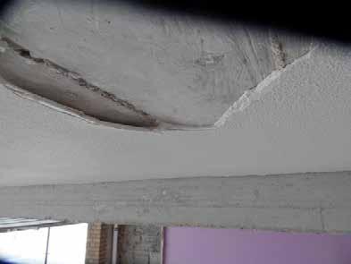 stukadoors Wel was er een poederlaagje te zien op de achterzijde van het los gestoken stucwerk en het plafond. Dit wijst op onvoldoende mechanische en fysische hechting van het stucwerk aan het beton.