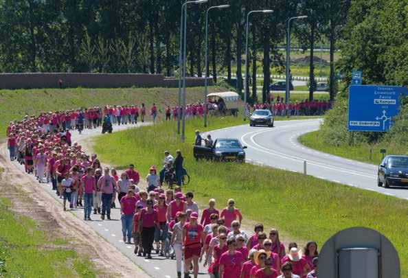 Jaarlijkse Walk of Hope tegen borstkanker. Zaterdagmiddag liepen zo n achthonderd deelnemers mee aan de tocht over twee Kamper bruggen.