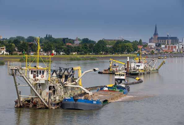 Aannemerscombinatie Isala Delta is vorige week met twee baggerschepen begonnen met de uitvoering van de zomerbedverlaging van de IJssel bij Kampen.