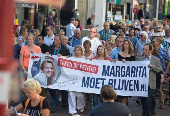 Ongeveer honderdvijftig mensen hebben zaterdagmiddag door de binnenstad van Kampen gelopen, uit protest tegen de dreigende