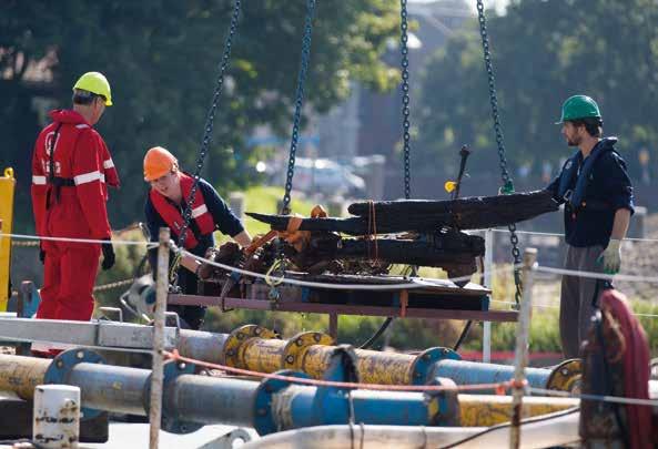 Eerste scheepsdelen van de middeleeuwse IJsselkogge boven water.