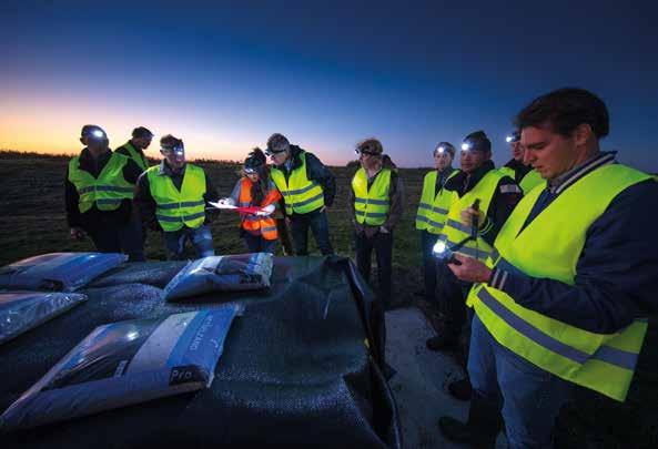 Vrijwilligers van de KEI Brigade van het Waterschap inspecteren voor het eerst de