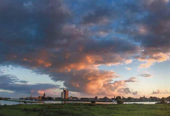 Aannemerscombinatie Mooie avondluchten boven Isala Kampen. Delta is vorige week met twee baggerschepen begonnen met uitvoering van de zomerbedverlaging van de IJssel bij Kampen.