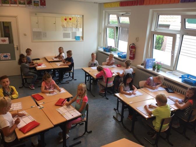 Wanneer we gaan schrijven, worden de kinderen van groep 3b aan het begin van de les altijd héél erg moe.