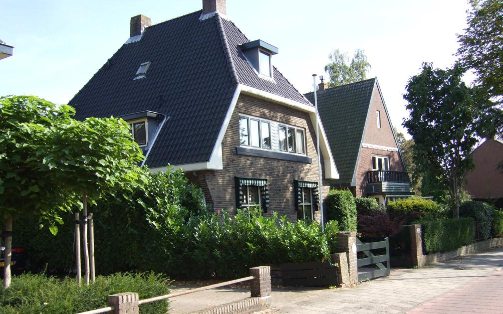 Aan de Kuipwal werden nieuwe woningwetwoningen gebouwd (1915) waarbij de uitbreiding van Harderwijk buiten de stadsmuren op gang kwam.