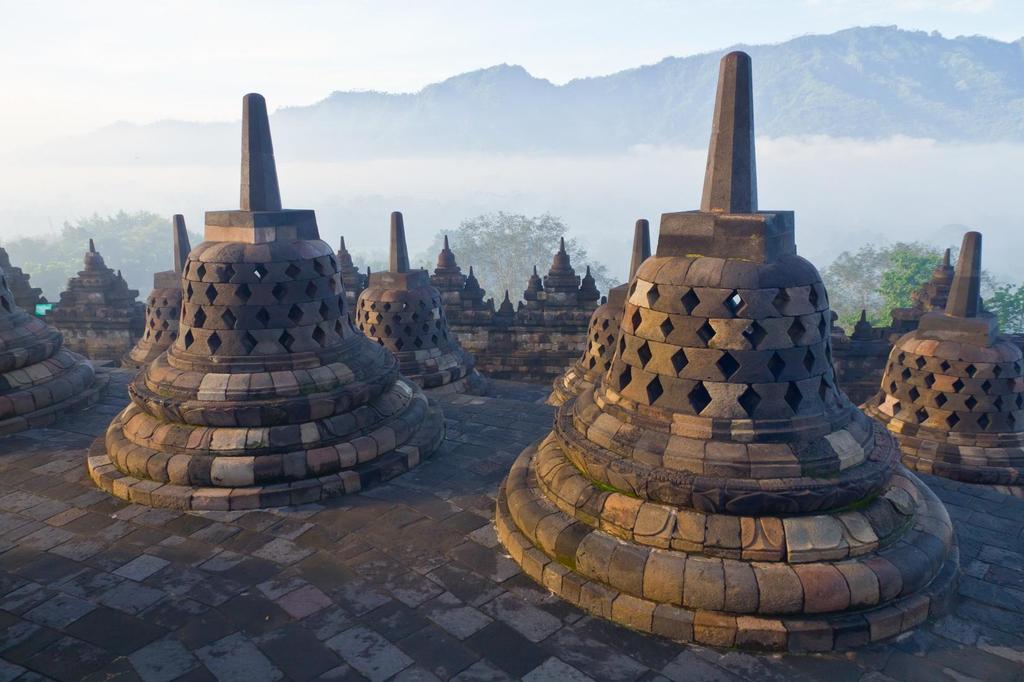 4 Yogyakarta Zo n 40km van Yogya ligt te Borobudur te zinderen onder de tropenzon.