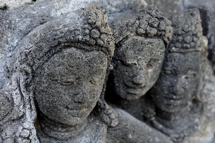 500 reliëfs op de muren vertellen het verhaal van de eerste Boeddha op aarde.