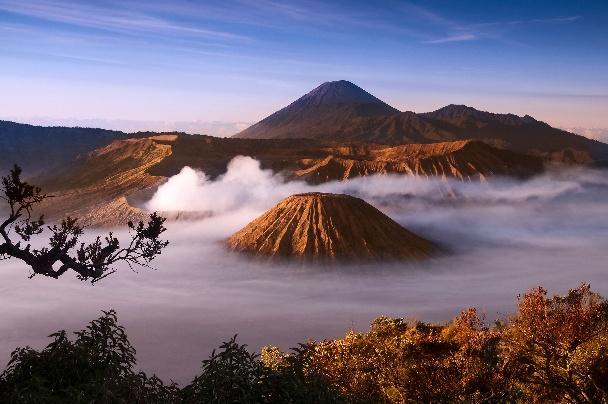 5 Yogyakarta - Surabaya - Sukapura (Bromo) Vandaag brengt een korte vlucht u naar Surabaya. Meteen na de landing rijdt u naar Sukapura, genesteld in een flank van het Tengger gebergte.