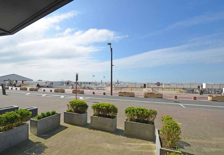 000 Knokke Ref.: 2264433 Gelijkvloers appartement, volledig gerenoveerd met prachtig frontaal zeezicht! Vanuit de slaapkamer, toegang tot de zonnige binnenkoer van 70m² met jacuzzi.