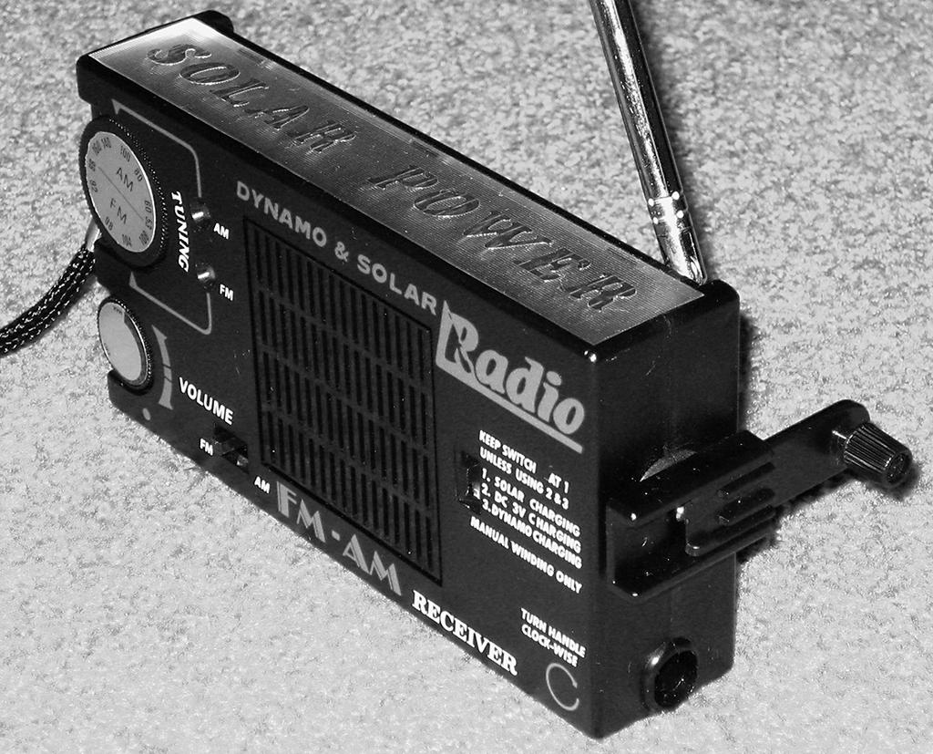 Opgave 1 Radio op zonlicht en spierkracht De radio die in figuur 1 is afgebeeld, heeft een oplaadbare batterij. figuur 1 In de volle batterij is 2,67 kj energie opgeslagen.
