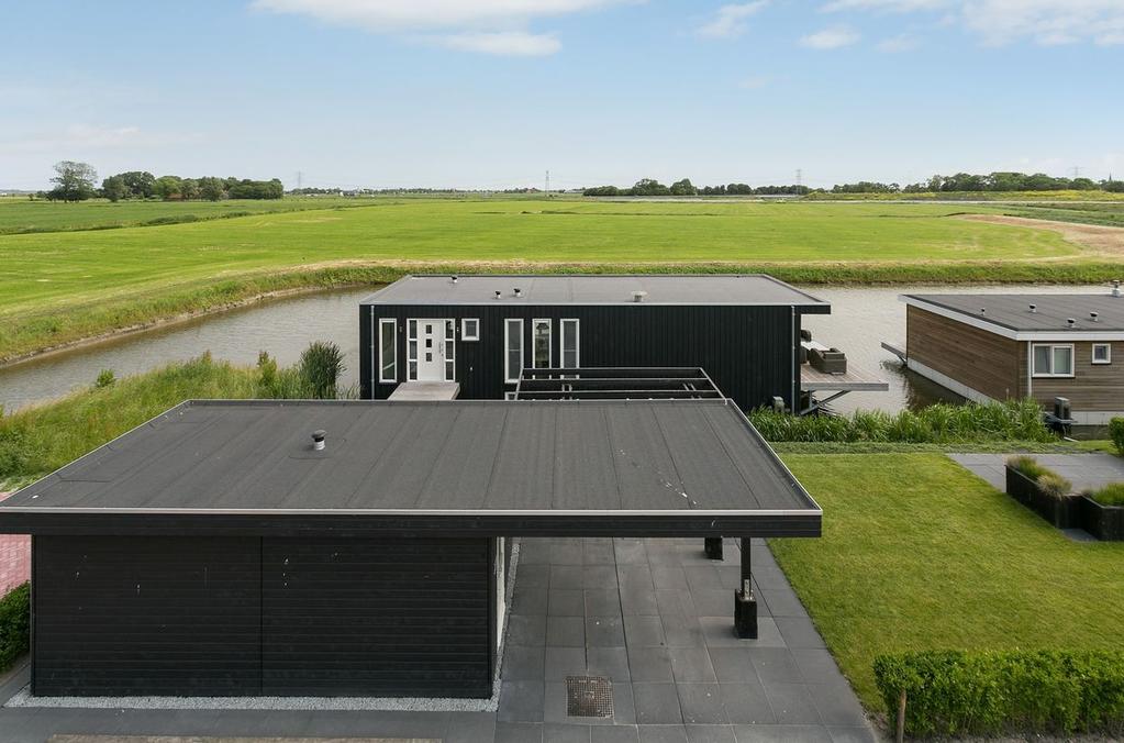 Ligging en indeling Begane grond Via de entree/hal met toilet en garderoberuimte en een fraaie trap naar het beneden gelegen deel.