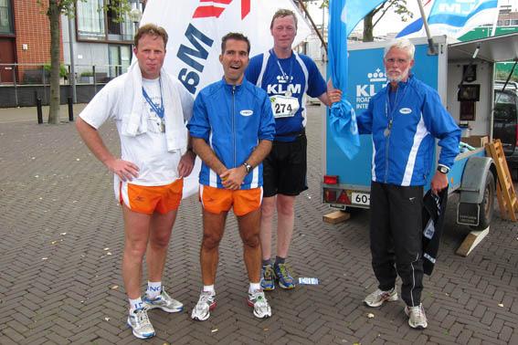 Veel van onze lopers waren al onderweg naar de WARR is Grapevine, maar voor 14 KLM roadrunners hadden Peter en Jolanda toch de kar weer neergezet op het Burgemeester Stamplein.