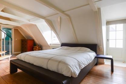 SLAAPKAMER Een verdieping hoger is een lichte, ruime master bedroom gelegen (hoogte ca.