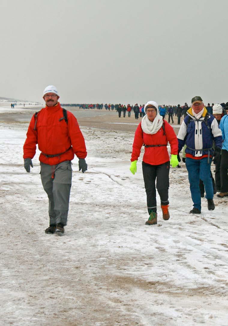 Het nieuwe wandeljaar begint aan de Noord- Hollandse kust met de PWN Egmond Wandel Marathon. Jaarlijks komen zo n 16.