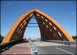 Een ander mooi voorbeeld is de houten brug, uitgevoerd in Accoya, bij Sneek.