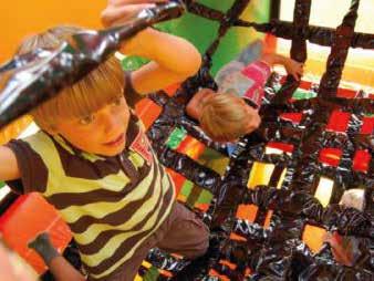 Fietstochten Kinderdorp In het Kinderdorp kunnen kinderen zich uitleven op een indrukwekkende spidertoren, of op de vele springkastelen.