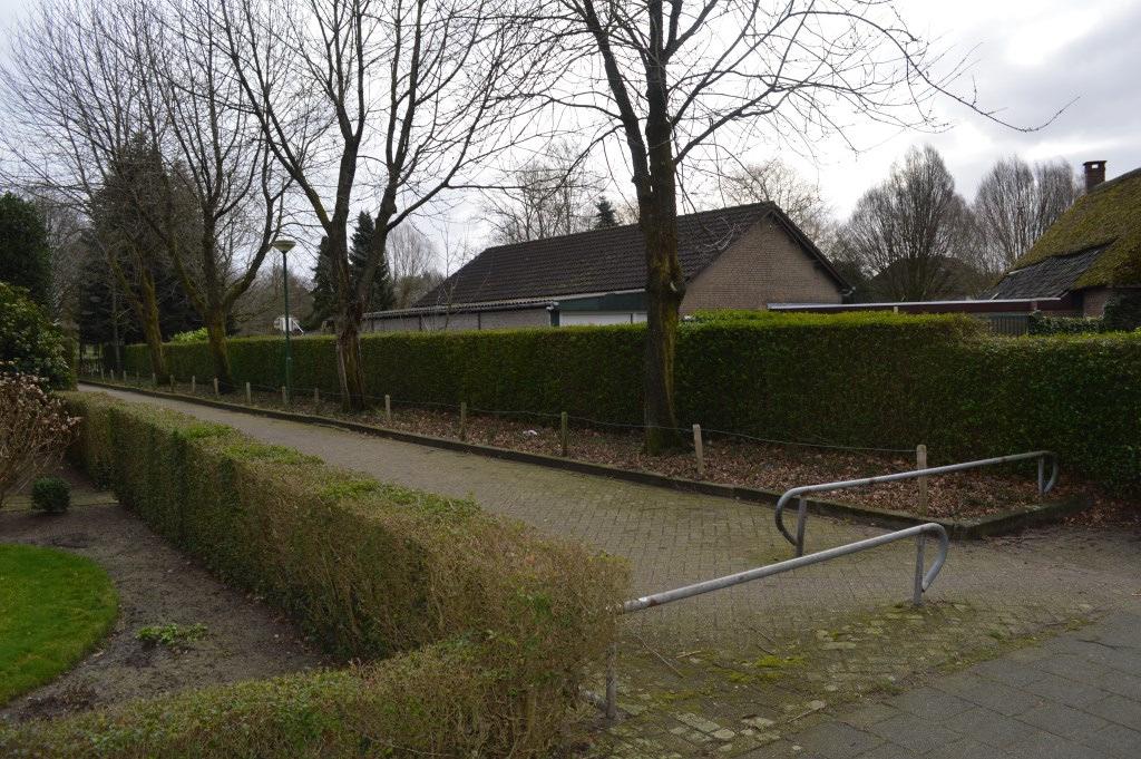 Op de beoogde bouwlocatie staat momenteel een boerderij uit de negentiende eeuw. Deze wordt gesloopt.