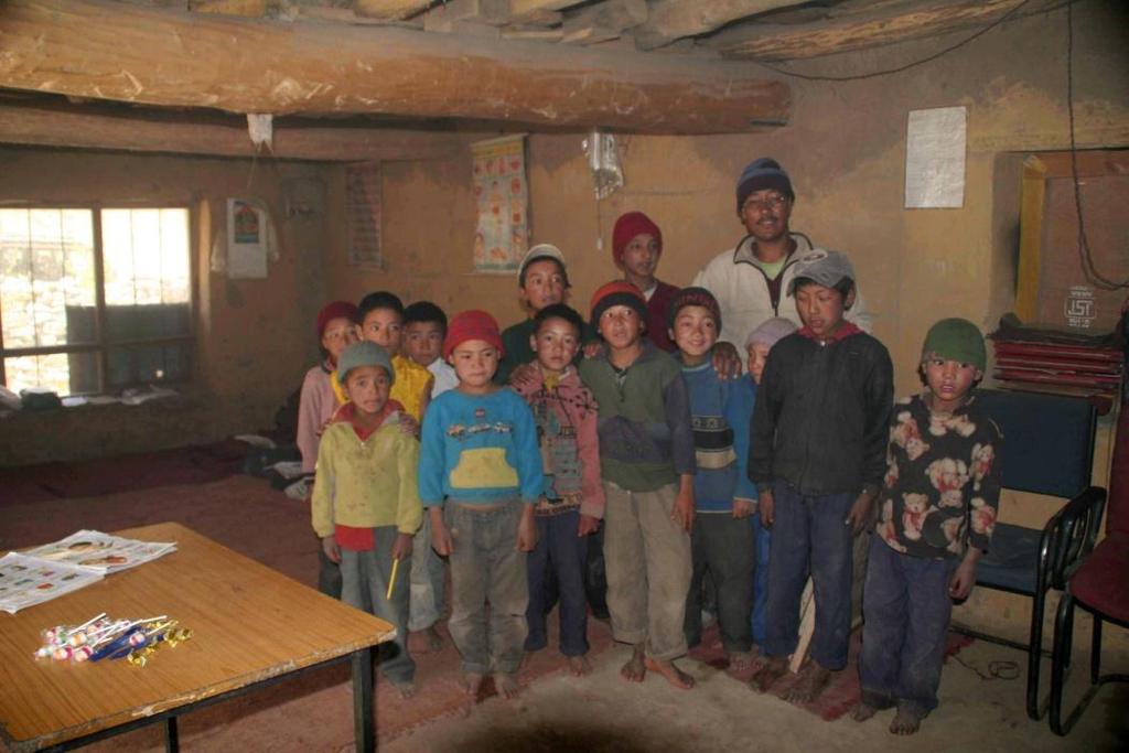-4- Ontstaan en ontwikkeling In 2008, bij toeval, tijdens een reis door Ladakh en Zanskar, een schooltje bezocht. De leerlingen zaten op de kale vloer.