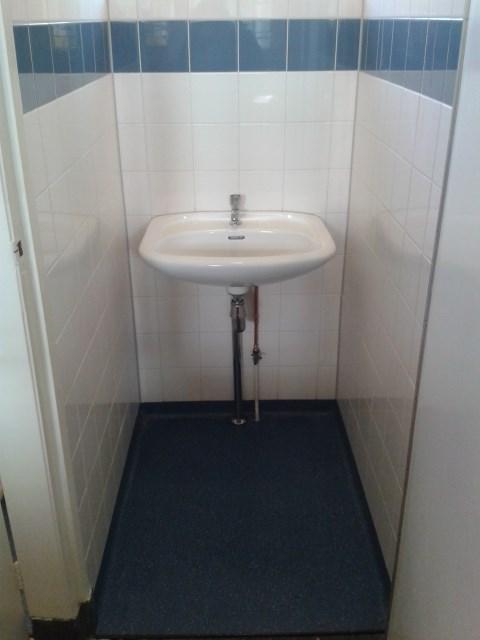 Werkzaamheden aan de toiletten: Before: After: Vanuit het team: Namens alle kinderen een enorm dank je wel aan de hulpouders die het klimrek op het plein in ere hebben hersteld.