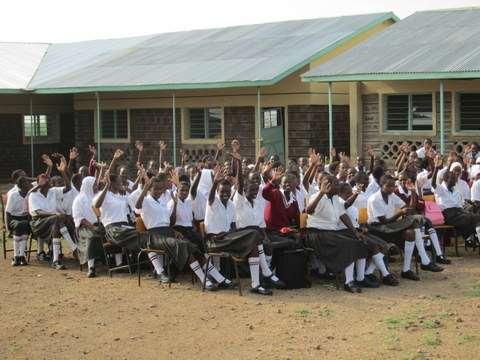 Project Lopiding Girls School, Lokichoggio, Kenia 2013 Vóór het project deden 5 meisjes met één wiskundeboek.