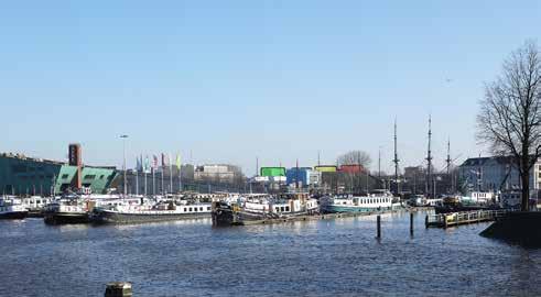 2 Prins Hendrikkade, Kikkerbilsluis Gezien vanaf de Prins Hendrikkade over het open water van het Oosterdok is de nieuwbouw in alle modellen