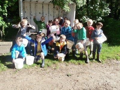 EEN- OF MEERDAAGSE UITSTAPPEN a/ Vaste pedagogische projecten Onze eersteklassers gaan op boerderijklas en in het zesde leerjaar gaan onze leerlingen op avontuurklassen naar Texel.