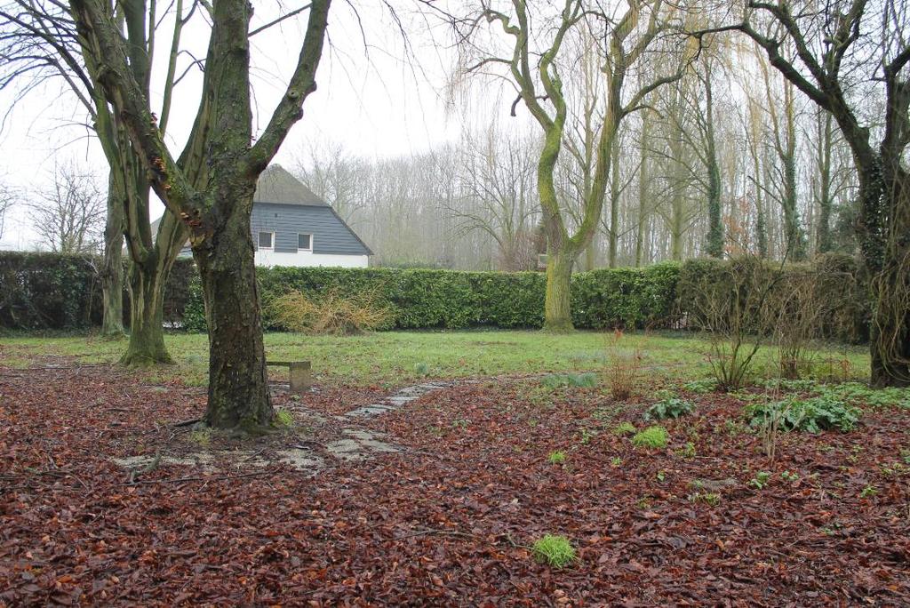 De tuin, gelegen op het zuiden, is ingericht met meerjarige beplanting. De tuin, met een oppervlakte van circa 2.000 m², is geheel naar eigen wens in te delen en te beplanten.