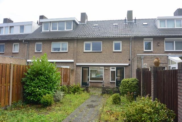 ALGEMENE INFORMATIE Deze woning wordt verkocht in opdracht van Woonbedrijf. Deze opknapwoning is uitermate geschikt voor mensen die een woning geheel naar eigen wens willen inrichten.