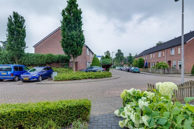 Omschrijving Op goede locatie gelegen ruime, geheel gemoderniseerde hoekwoning met inpandige berging en overkapping aan zijkant van de woning.