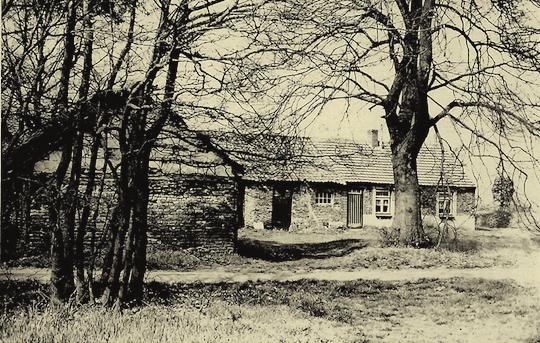 Kerneele met het linker gedeelte aan het woonhuis (de stal) en het linker gedeelte op de foto (de