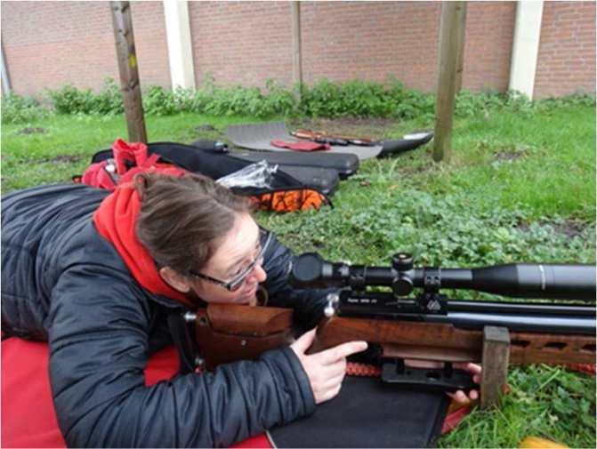 Wanneer een specifieke schiethouding is voorgeschreven namelijk staand of knielend, is dit de verplichte schiethouding en is het niet toegestaan een andere schiethouding aan te nemen.