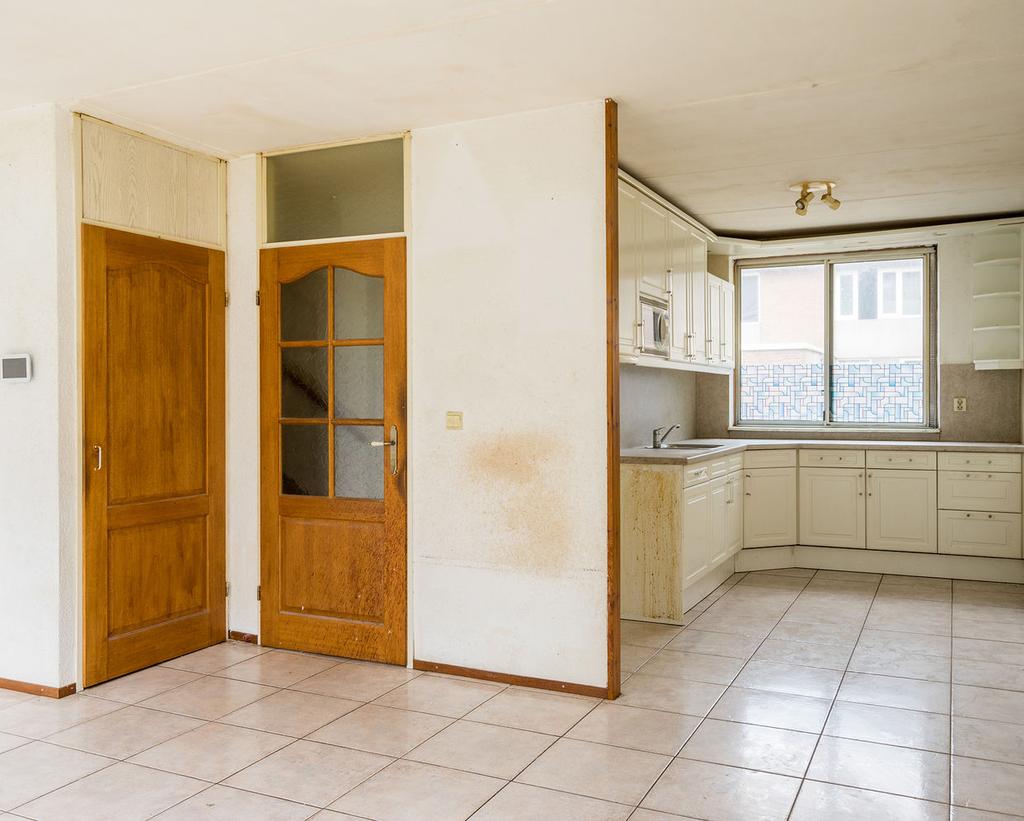 Kenmerken Soort Type Kamers Woonoppervlakte Perceeloppervlakte Inhoud eengezinswoning hoekwoning 4 106 m² 139 m² 330 m³ Bouwjaar Tuin Garage