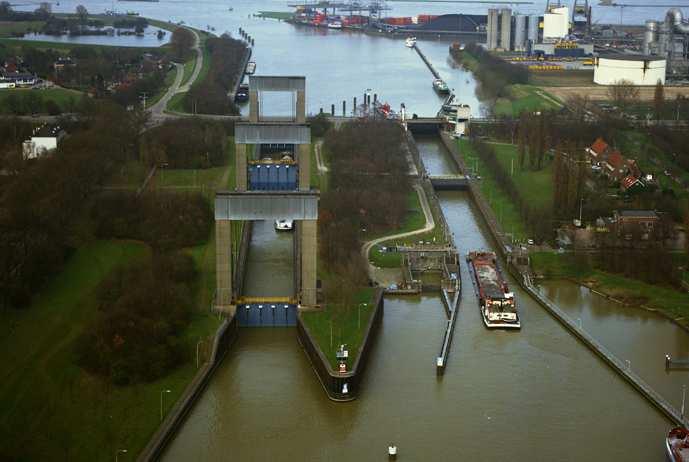 Waal Westslui Oostsluis Maas- Figuur 4: Sluiscomplex Weurt (bron: IHP Sluis Weurt Oost, 2003) 3.