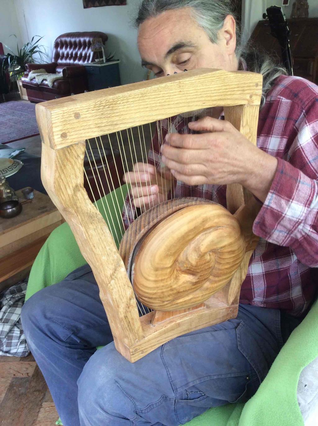 En toen hij zijn spanning had gevonden en op toonhoogte bleef, kon ik ook het achterblad geheel passend maken en erop lijmen. Nu pas blijkt wat de klank is van het instrument.