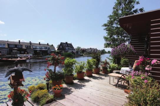 Er is een inpandige berging/schuur en aan de straatzijde van de woning is een ruime carport aangebouwd.