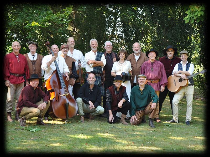 FRJEMD FOLK (18 februari) Dit is een zanggroep van twaalf enthousiaste mannen die zich toeleggen op de Keltische Folkmuziek. Hinke Jelsma is de vertelster, zij praat het programma aan elkaar.