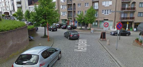 4. Kruising Kerkplein Links: parkeren Rechts: